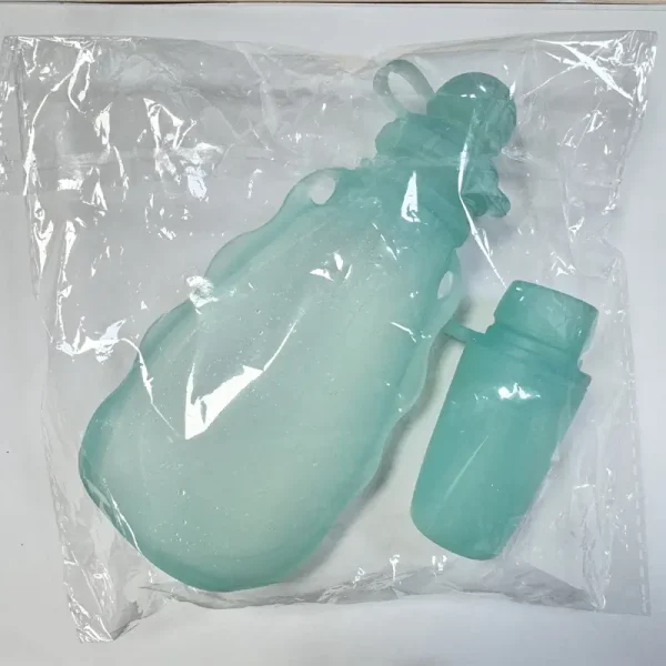 Silicone feeding pouch set in sealed polybag.
